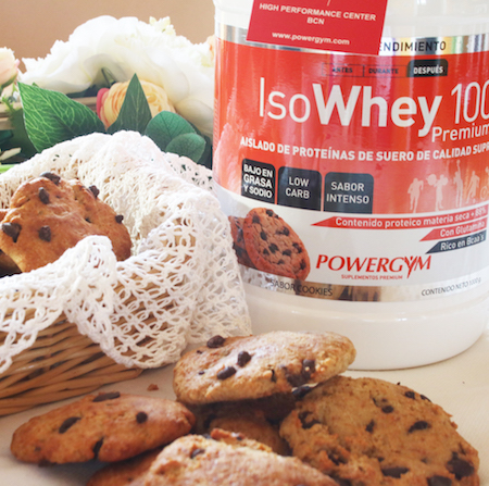 bodegon de cookies fitness con pepitas de chocolate para tu nutrición deportiva con Isowhey 100 premium