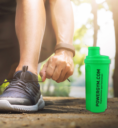 chico calzándose las zapatillas con coctelera powergym