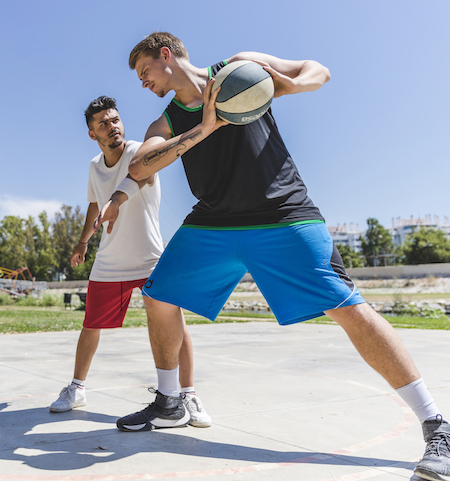 chicos jugando al baloncesto, un deporte interválico