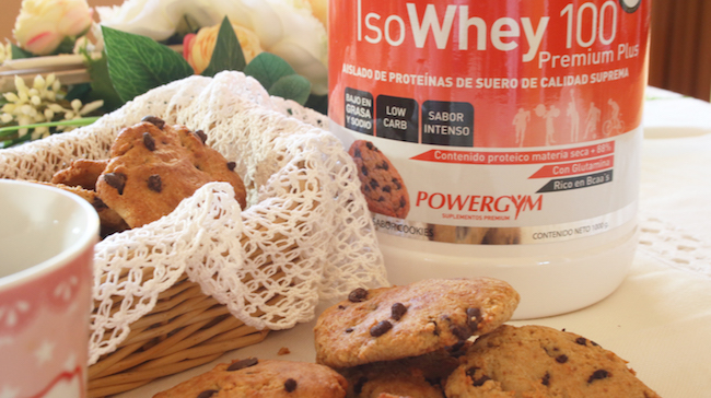 bodegon de cookies fitness con pepitas de chocolate para tu nutrición deportiva con Isowhey 100 premium