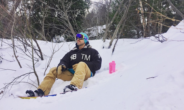 deportista de snowboard con coctelera rosa