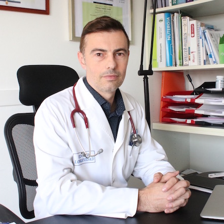 Dr. Iván Ibáñez, especialista en medicina antiaging, en su consulta
