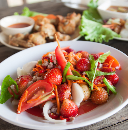 ensalada de fresas para mejorar la nutricion deportiva