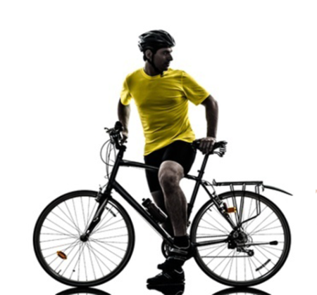 Hombre en bicicleta para mejorar su recuperación post ejercicio