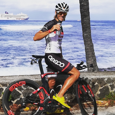 Joan Capdevila en bicicleta con bidón de Isopower en IronMan Hawaii