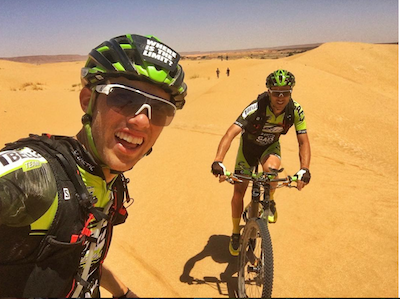 momentos de la titan desert con nuestros suplementos deportivos y roberto bou