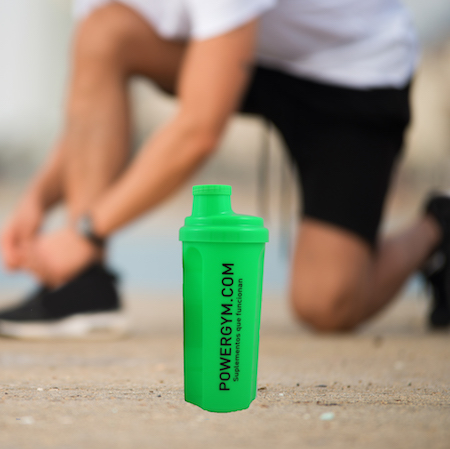 deportista con shaker verde con proteínas de alta calidad